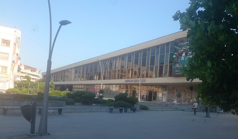 Leto u atrijumu Kulturnog centra Čačak – Pozorišna predstava ,,KAVIJAR OD PRAZILUKA”