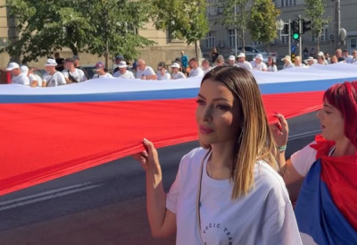 МИНИСТАРКА МЕСАРОВИЋ ПОД НАЈВЕЋОМ СРПСКОМ ЗАСТАВОМ Носи тробојку са хиљаде грађана: "Уз председника, уз заставу"