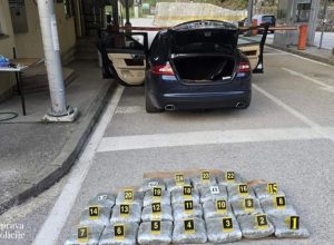 Pretres na granici sa BiH: Mladići u Jaguaru prevozili 25 kilograma droge, policija uhapsila vozača (25)