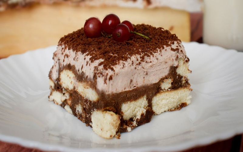 Brzo i bez pečenja: Čokoladni kolač od samo 5 sastojaka gotov za 15 minuta