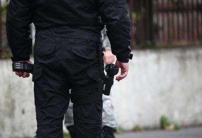 Policajac tzv. kosovske policije ZATOČIO DEVOJKU U STANU: Nije joj dao da izađe, zadao joj povrede - Evo kakvu kaznu je dobio
