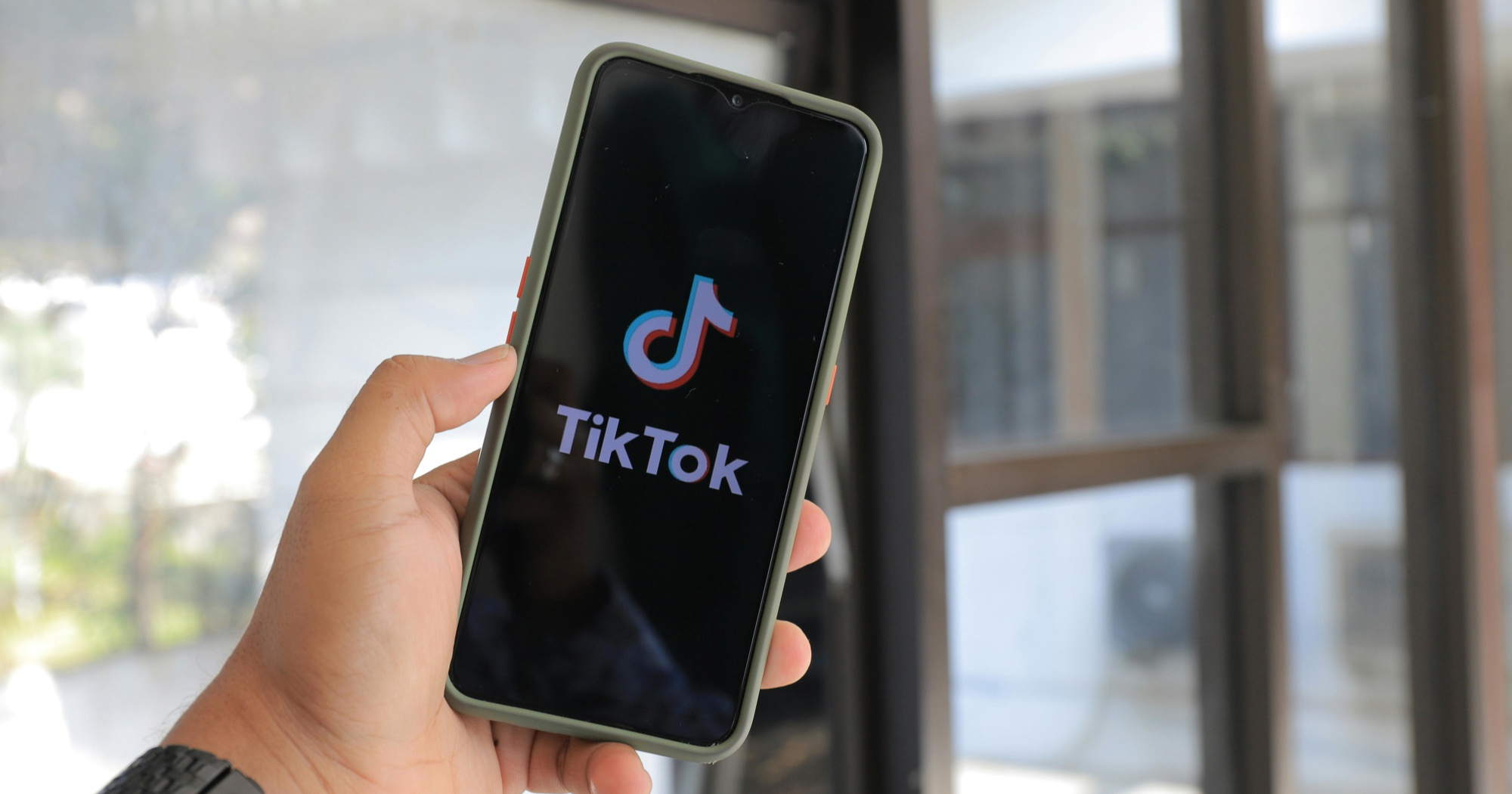 Britanski regulator Ofcom: TikTok i YouTube nisu dovoljno sigurni za djecu