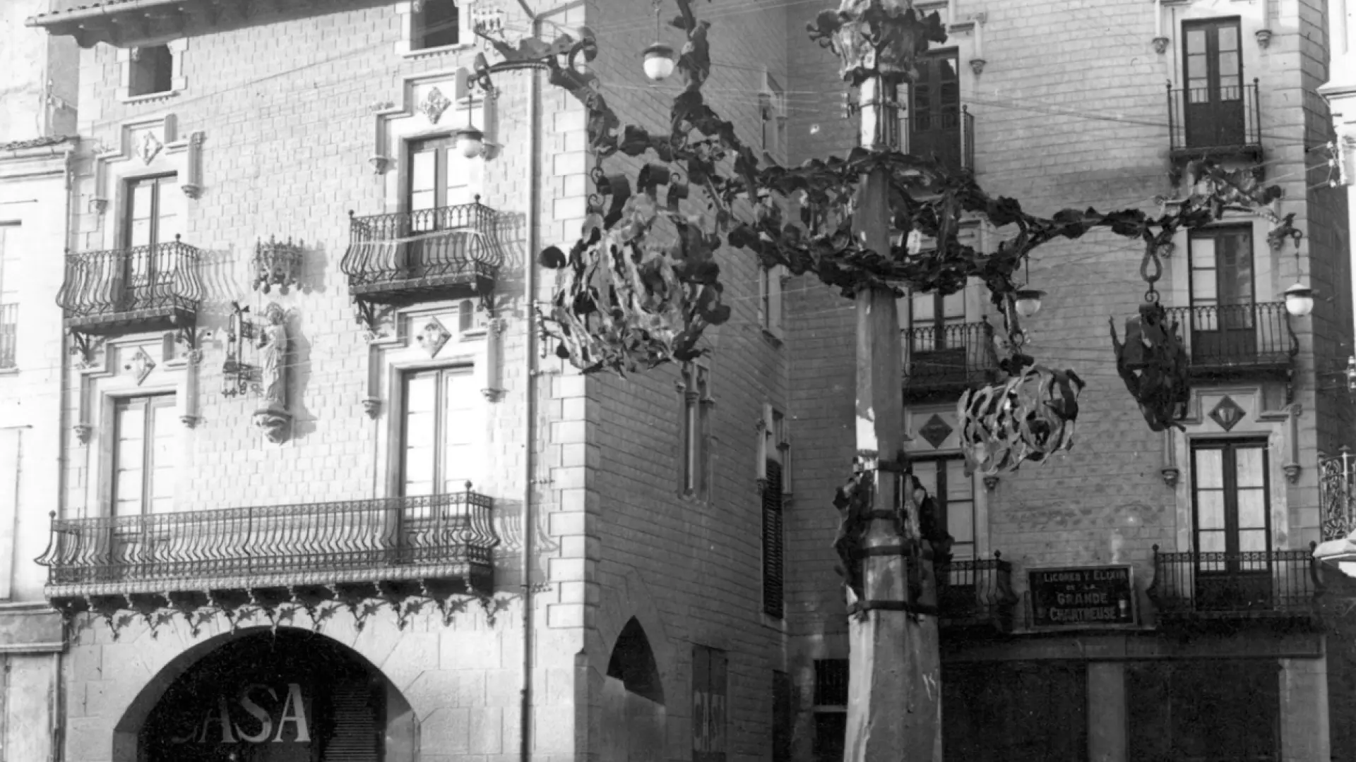  Esta ciudad tuvo unas farolas únicas de Gaudí que terminaron convertidas en chatarra y adoquines 