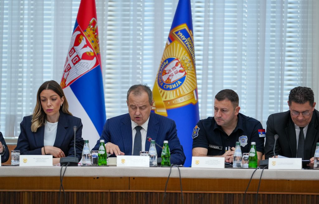 ISTORIJSKI NIZAK VODOSTAJ DUNAVA ALARMIRA DRŽAVU: Dačić hitno sazvao Štab za vanredne situacije, naložene mere za zaštitu privrede i vodosnabdevanja