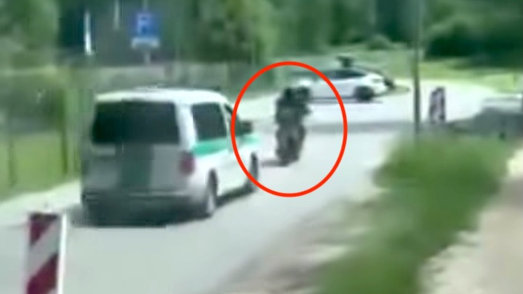 Video: Ropažu novadā motociklists bēg no policijas