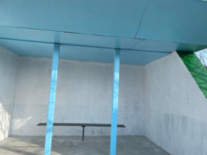 Stația de așteptare din Sinești,  transformată de tineri  într-un spațiu plin de culoare