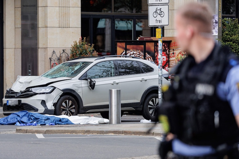 Two dead after car hits crowd in Leipzig centre