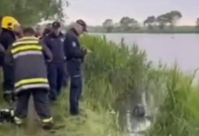 Izvučeno telo iz jezera kod Bečmena: Mladen Mijatović objavio snimke sa lica mesta, sve vrvi od policija i vatrogasaca (VIDEO)