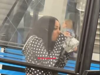 Na aerodromu joj zabranili da unese flašu tekile u avion: Usledio je istorijski trenutak, snimci preplavili mreže (VIDEO)