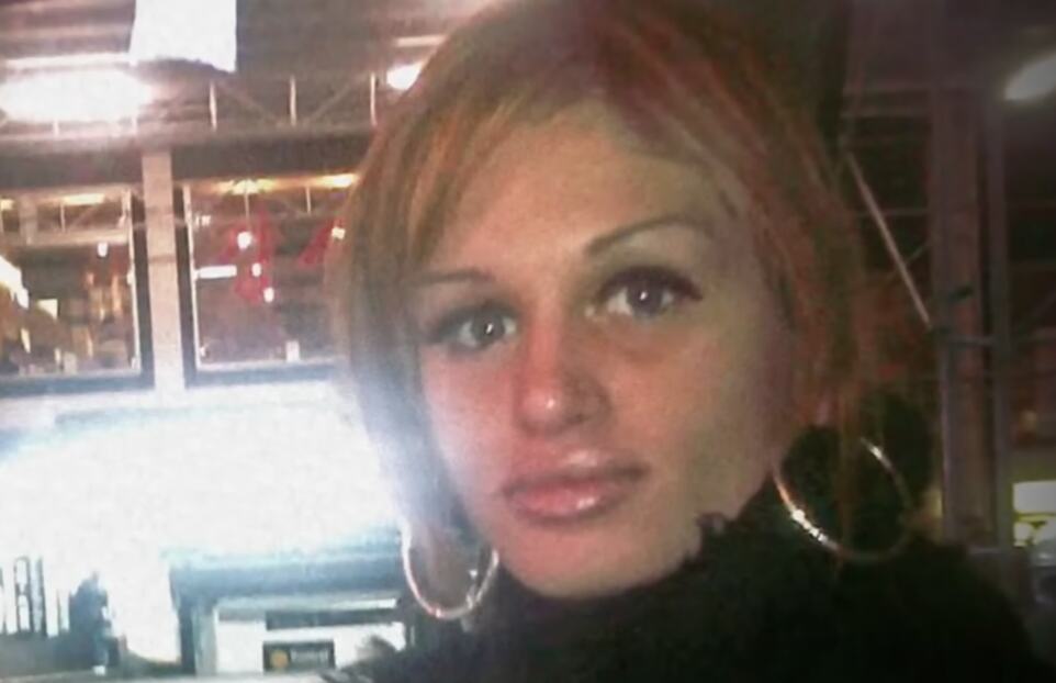 Devojka trčala ulicom tražeći pomoć, niko joj nije otvorio, a onda je nađena mrtva: Kad su u blizini pronašli još 11 tela, klupko je krenulo da se odmotava