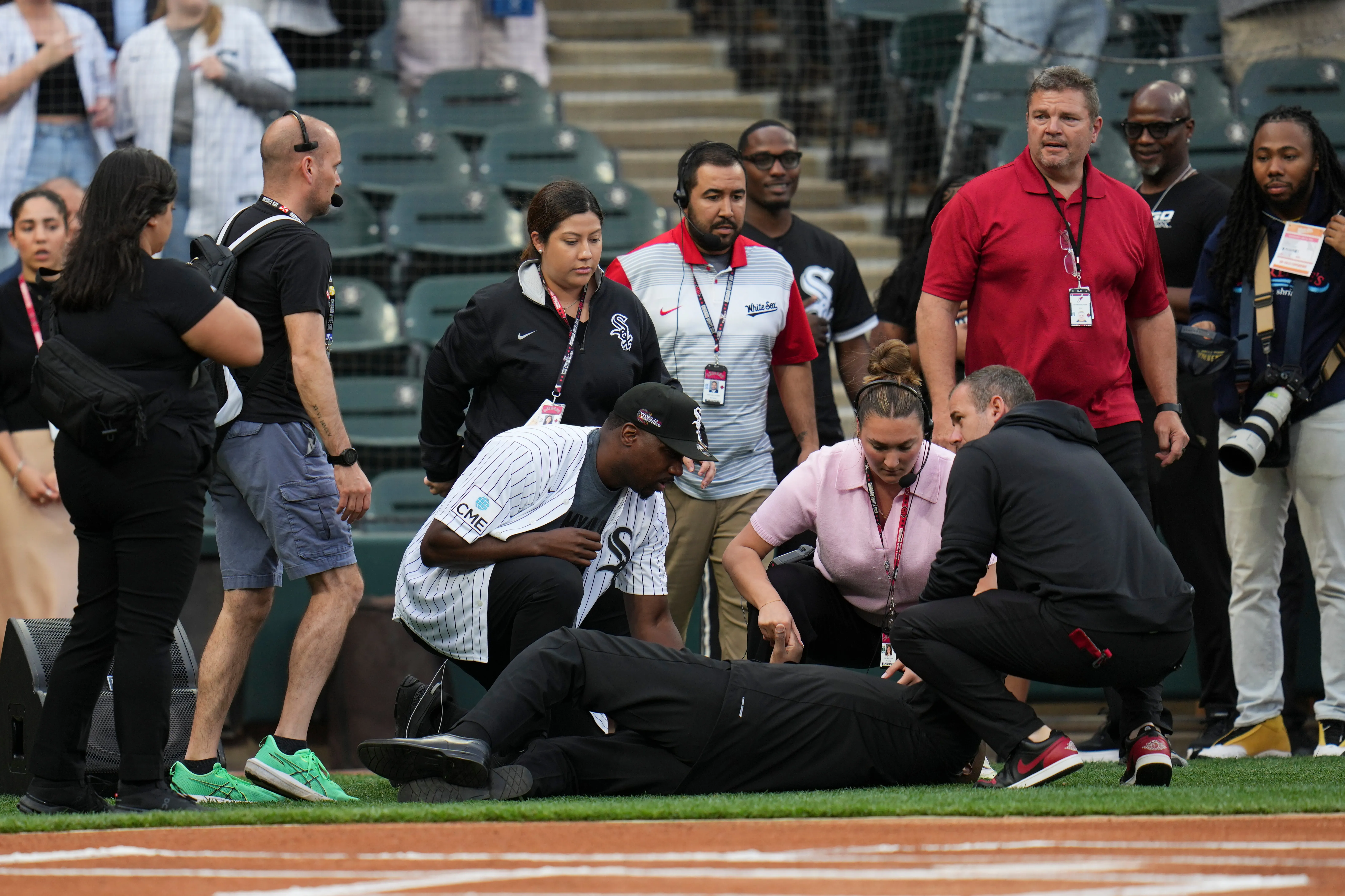 Longtime White Sox anthem singer collapses on field, taken to hospital in scary scene