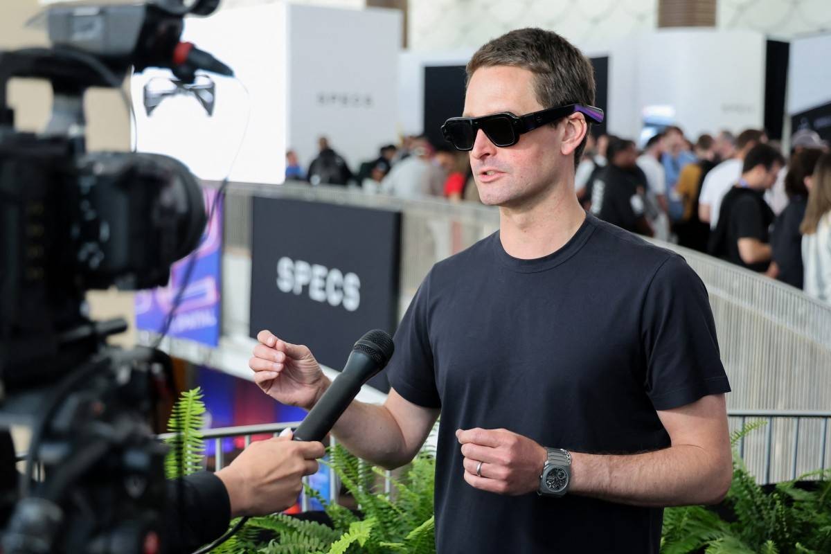 Snap bets on AR glasses in post smartphone race
