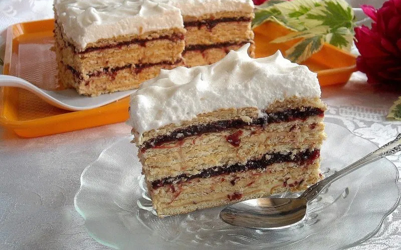 Brzo i bez pečenja: Torta s turskim keksom i višnjama