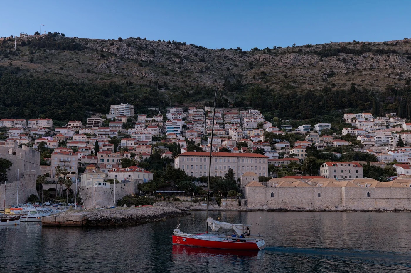 Turisti ponovo šokirani cenama u Hrvatskoj: Kokteli 17 evra, domaće vino preko 10, a Dubrovnik je tek posebna priča