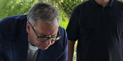 Nije zaboravio prijatelja - Vučić posetio grob srpskog političara: "Meni nedostaje, Srbiji još više" (FOTO)
