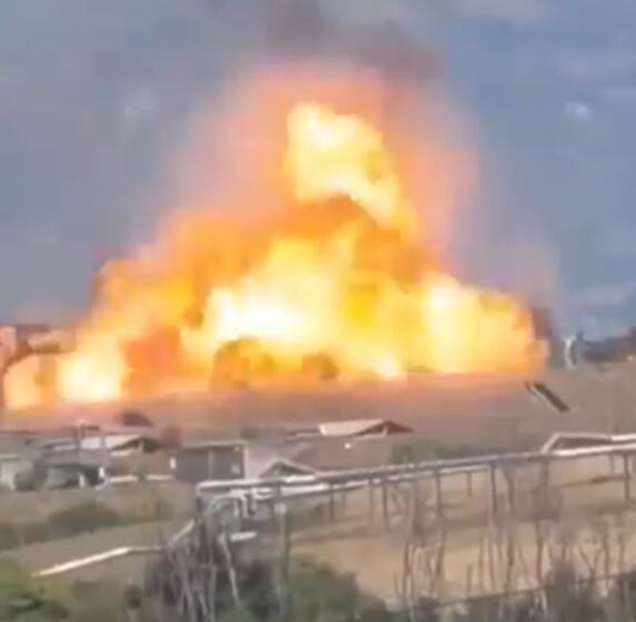 SILOVITA EKSPLOZIJA U FABRICI MUNICIJE U ITALIJ: Detonacija odjeknula kilometrima, nije isključena mogućnost novih razaranja (VIDEO)