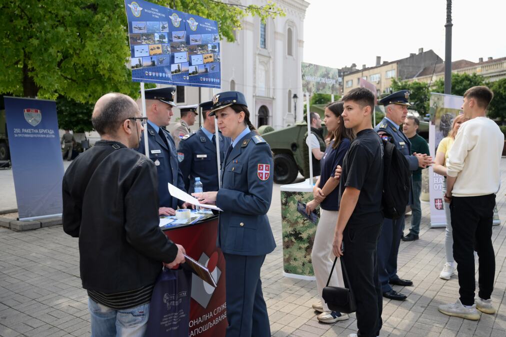 Vojska Srbije predstavila "Miloša", "hamer" i moderno naoružanje u Smederevu: Veliko interesovanje mladih za vojni poziv - sajam profesionalne orijentacije