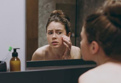 DA LI STE SIGURNI DA VAM JE LICE ČISTO? Dermatolozi upozoravaju na najveću zabludu o micelarnoj vodi koju svi plaćamo izgledom kože!