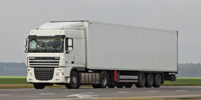 Šta to radiš, čoveče? Kamion napravio haos u kontra smeru kod Dobanovaca (VIDEO)