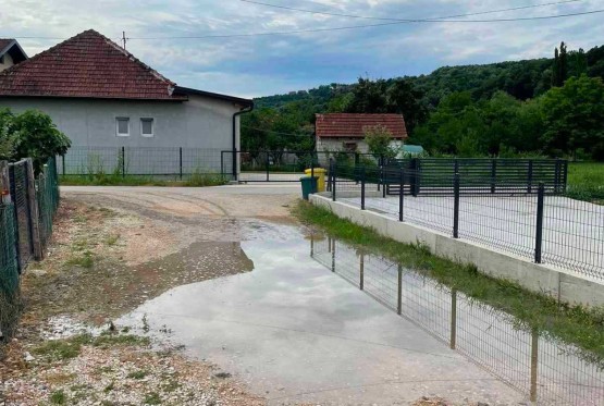 Voda mjesecima plavi banjalučku ulicu, djecu prenose preko ceste (VIDEO)