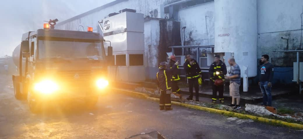En las imágenes difundidas por los medios locales muestran daños considerables en una de las naves principales de la industria