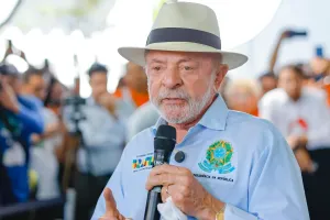 “Está cheio de nego maluco no mundo”, diz Lula ao citar Trump e a Groenlândia