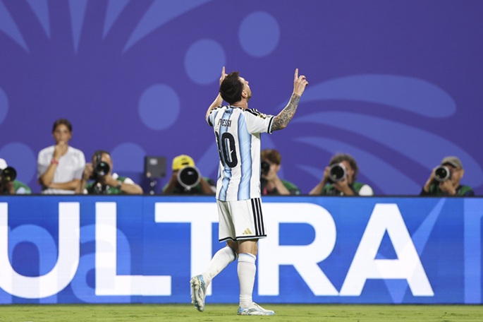 Messi ties WC mark as Argentina rout Algeria