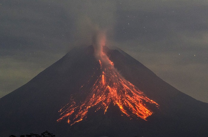 2 killed in volcano eruption in Indonesia