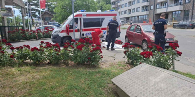 Smrt u Beogradu: Telo muškarca na pločniku u Kumodražu, Hitna pomoć na terenu (FOTO/VIDEO)