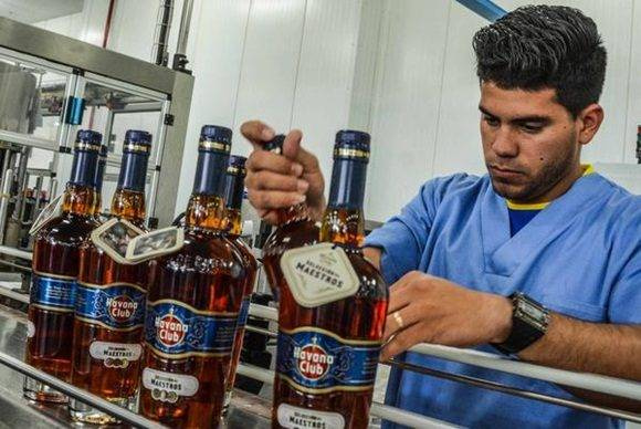 El ron cubano depende del éxito de su producción azucarera, en crisis desde hace años.