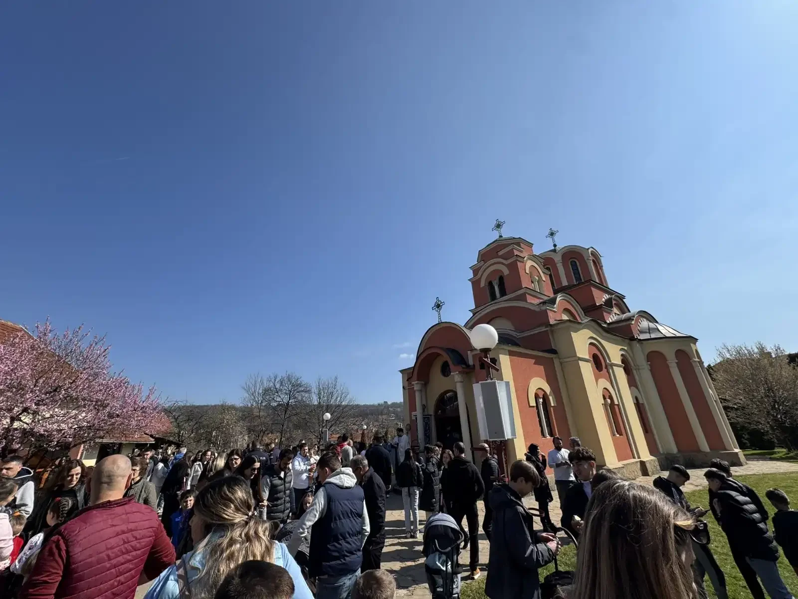 U Svrljigu obeležen Uskrs: Liturgija, pričest i tradicionalna tucijada u porti crkve