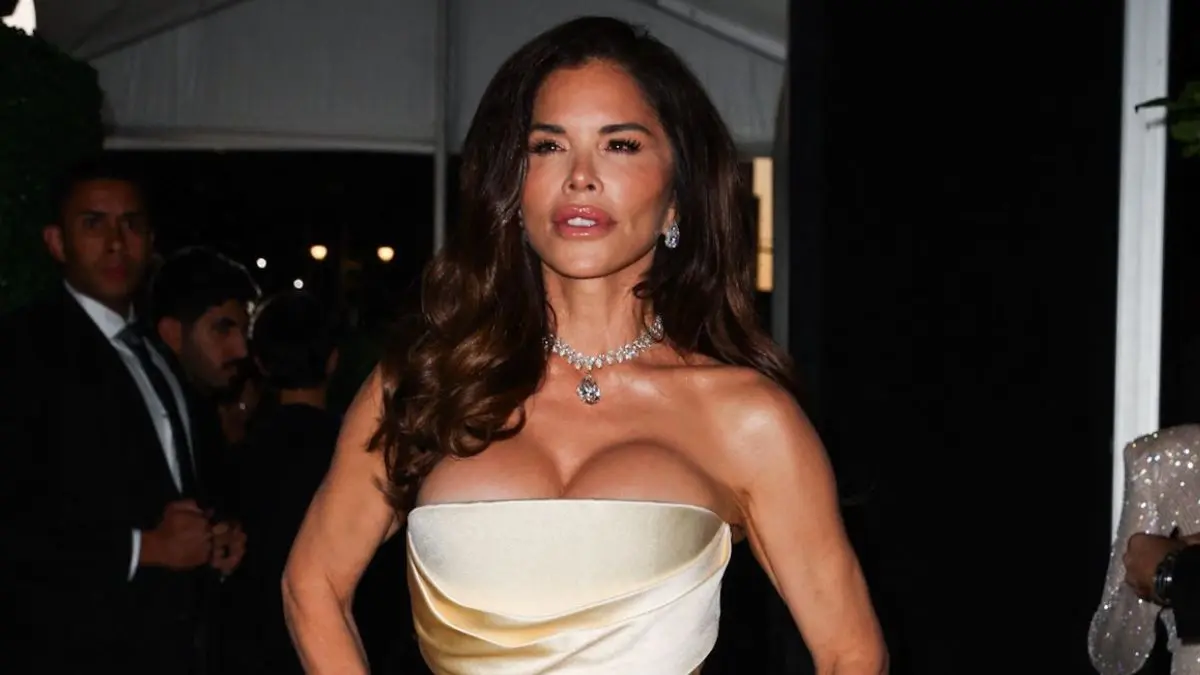 Lauren Sánchez Rocks Plunging Dress During Lavish Paris Getaway With Husband Jeff Bezos