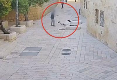 (VIDEO) U jerusalimskom Starom gradu brutalno tukao časnu sestru: Muškarac (36) odmah uhapšen, oborio ženu pa nastavio da je udara - čovek pritrčao u pomoć pa i njega napao