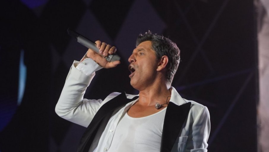 ENERGIJA NA UŠĆU KAKVU RETKO VIĐAMO: Sakis Ruvas priredio beogradskoj publici spektakl na "Dragi Bravo" festivalu (FOTO)