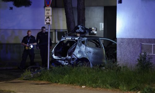 Automobil se zabio u stupiće kraj Vjesnika i izgorio