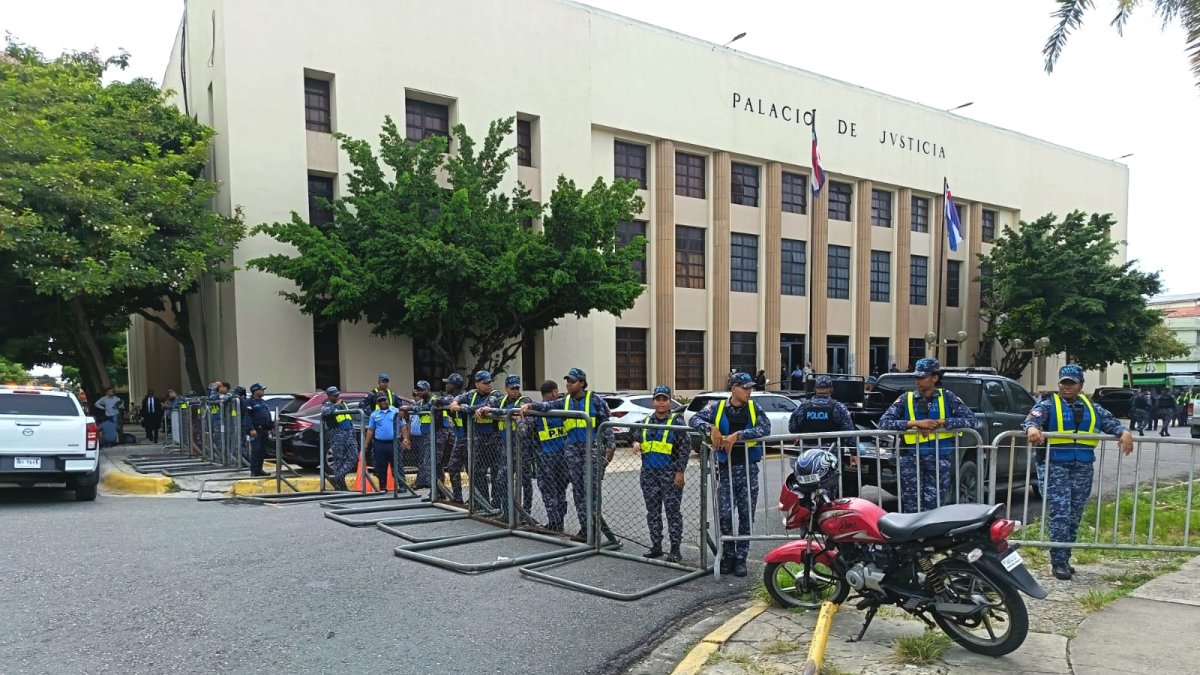 
                ¡Máxima seguridad por audiencia Jet Set! Así se encuentra el Palacio de Justicia
            