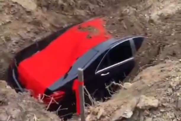 I na onaj svijet u S-Klasi: Bogati Kinez pokopan uz luksuzni Mercedes, snimke obišle svijet