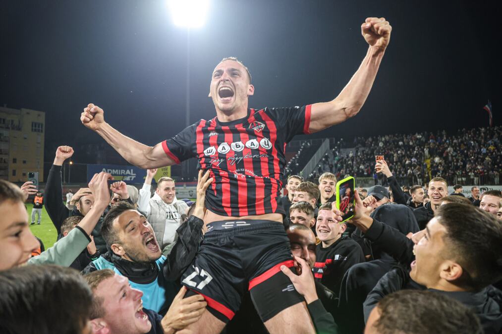 SCENE ZA PAMĆENJE OBIŠLE SRBIJU, EVROPU I SVET: Navijači na terenu, baklje, atmosfera u fazi KLJUČANJA... Ovako se slavi povratak u Super ligu! (FOTO, VIDEO)