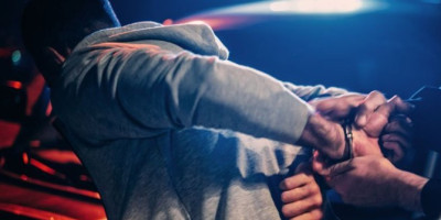 "Pao" muškarac sa crvene Interpolove poternice: Hteo da pređe granicu, policija pretresla vozilo, a onda...