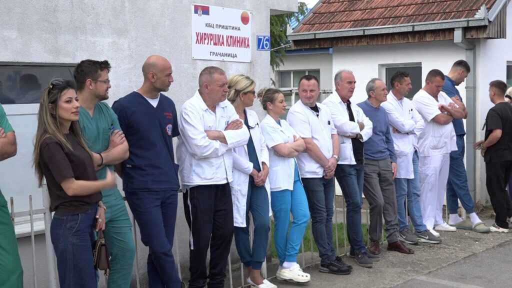 Zdravstveni radnici okupili su se i danas ispred KBC Priština-Gračanica. Protest podržao i potpredsednik SL Igor Simić