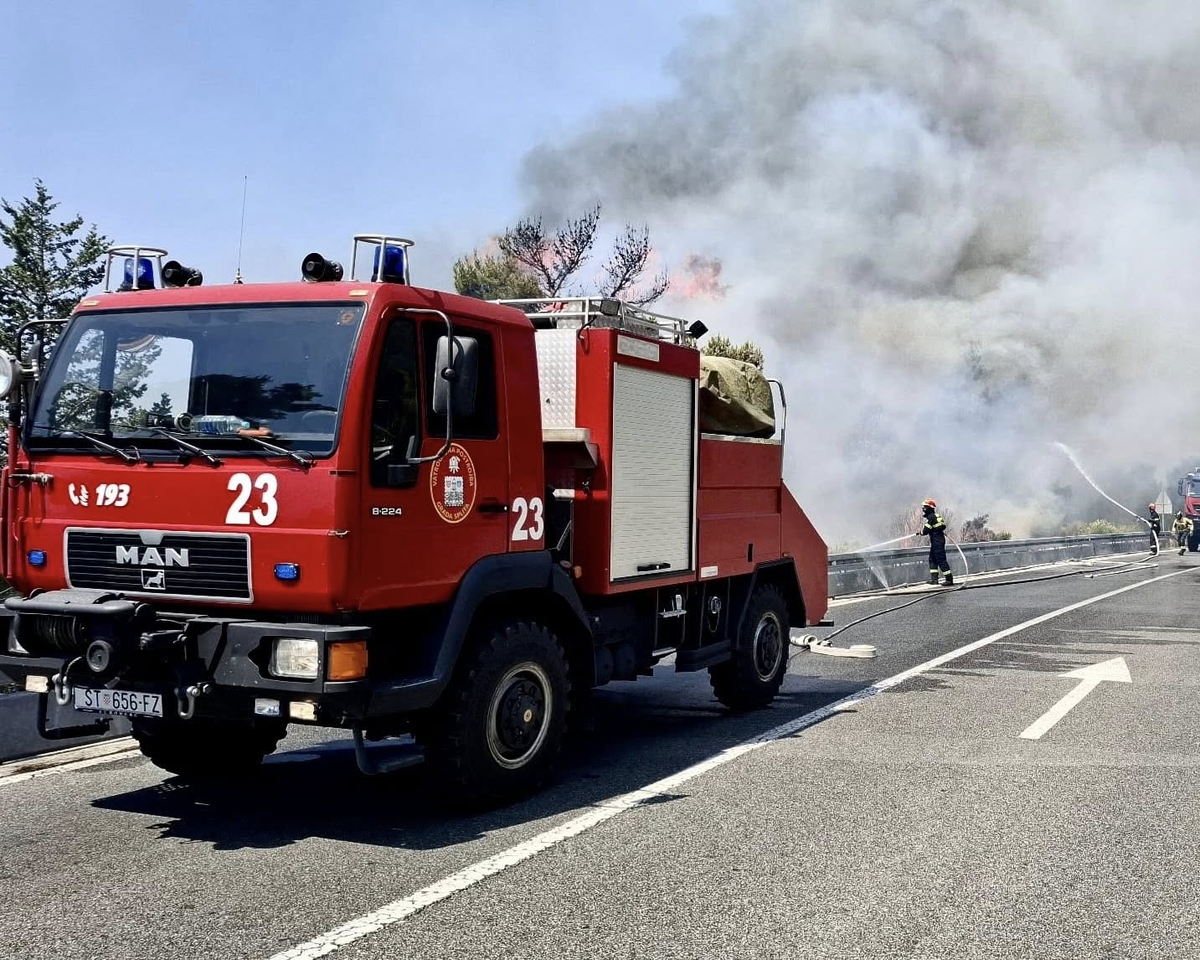 Požar na Braču lokaliziran, vatrogasci će dežurati cijelu noć na požarištu