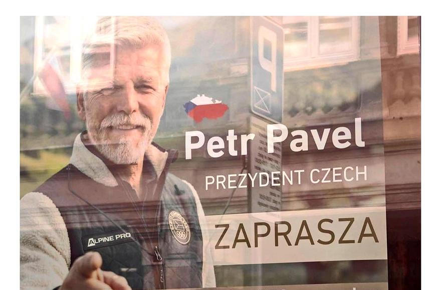 „Nikdy ho takhle nefotili.“ Prezident láká z reklamy v Polsku, Hrad tuší podvod 