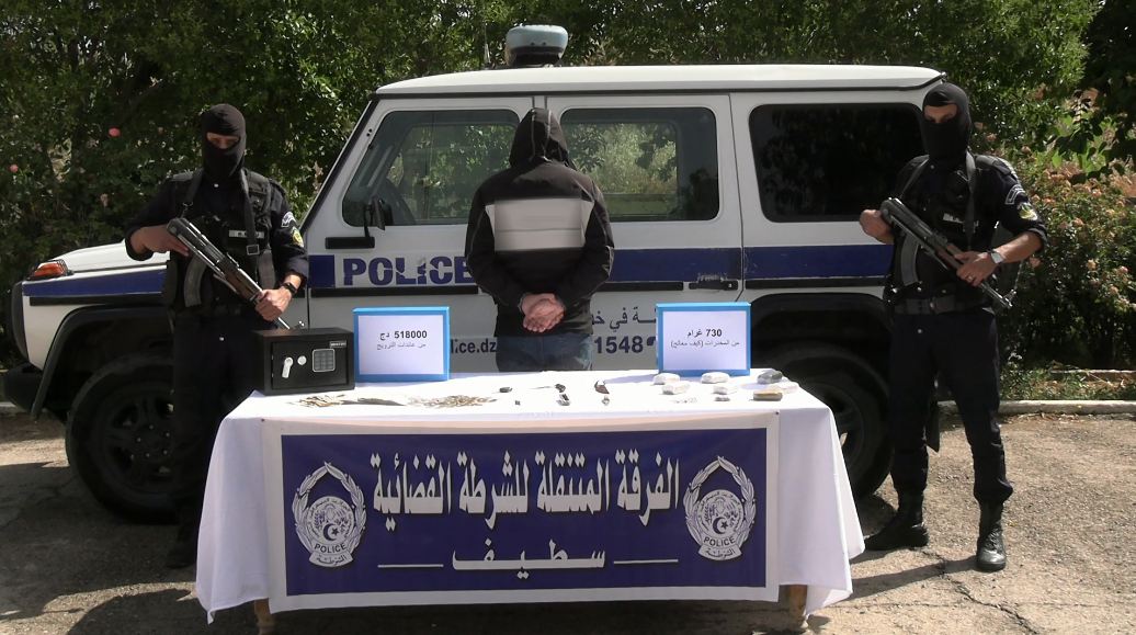 سطيف.. توقيف شخص وضبط قرابة 1 كلغ من الكيف بعين أرنات