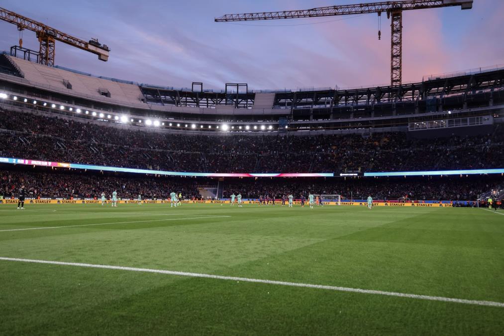 UŽASNA TRAGEDIJA NA KAMP NOU! Poginuo radnik tokom rekonstrukcije čuvenog stadiona - dobio udarac na gradilištu, isplivali JEZIVI DETALJI! 