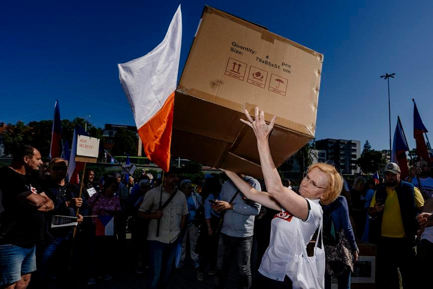 Komunisti si v Brně pletli Němce s lidmi v kostýmu. Vysmáli se jim Shrek i „srstíci“