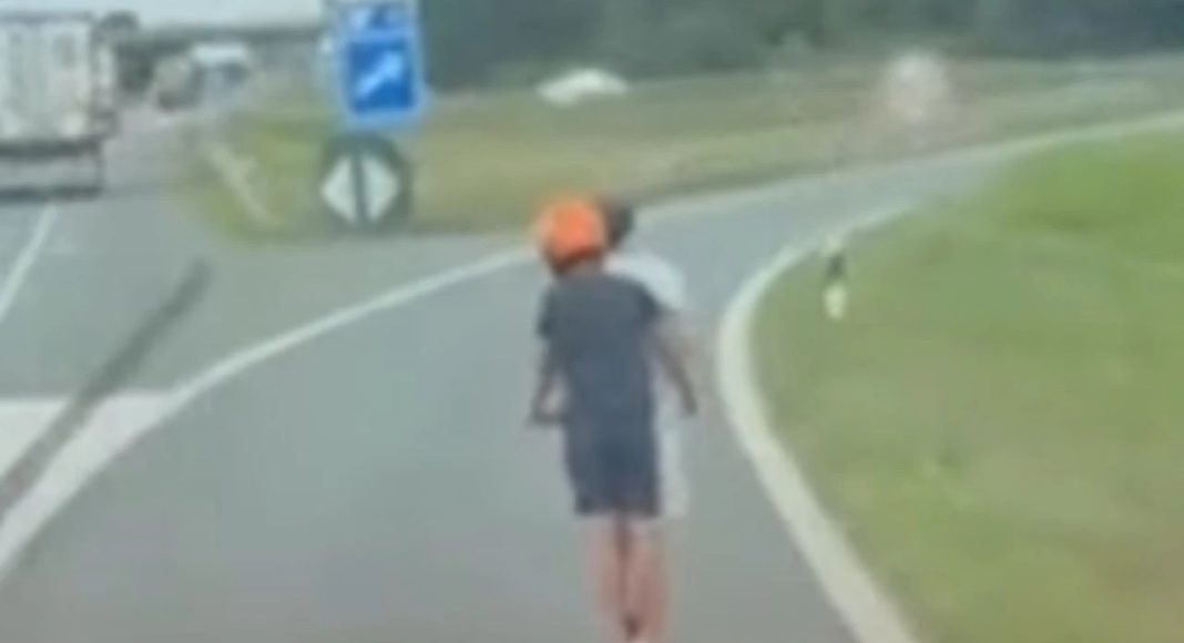 Dvojica dječaka vozila su se električnim romobilom po autocesti
