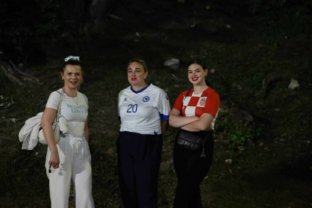 Navijači BiH i Hrvatske u Bihaću zajedno bodrili Vatrene protiv Engleske (FOTO)