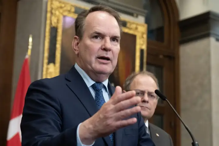 Liberals dismiss ‘tinfoil hat’ privacy fears as lawful access bill passes