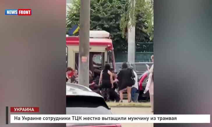 U Ukrajini pripadnici TCK-a nasilno izvukli muškarca iz tramvaja (VIDEO)