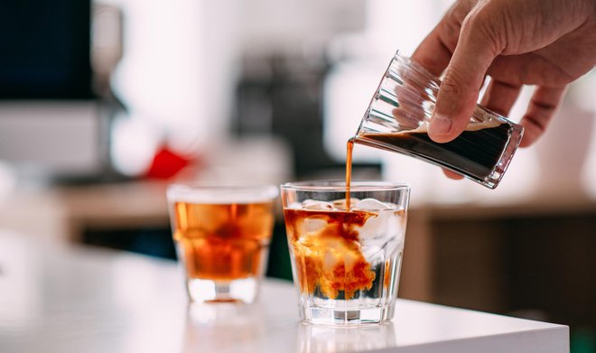 Nova ledena kava poletja? Espresso bomb osvaja kofetarje